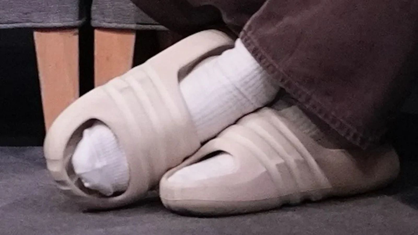 Hinh anh 6: Thiet ke Bad Bunny x adidas Stone Slide lay cam hung tu thien nhien