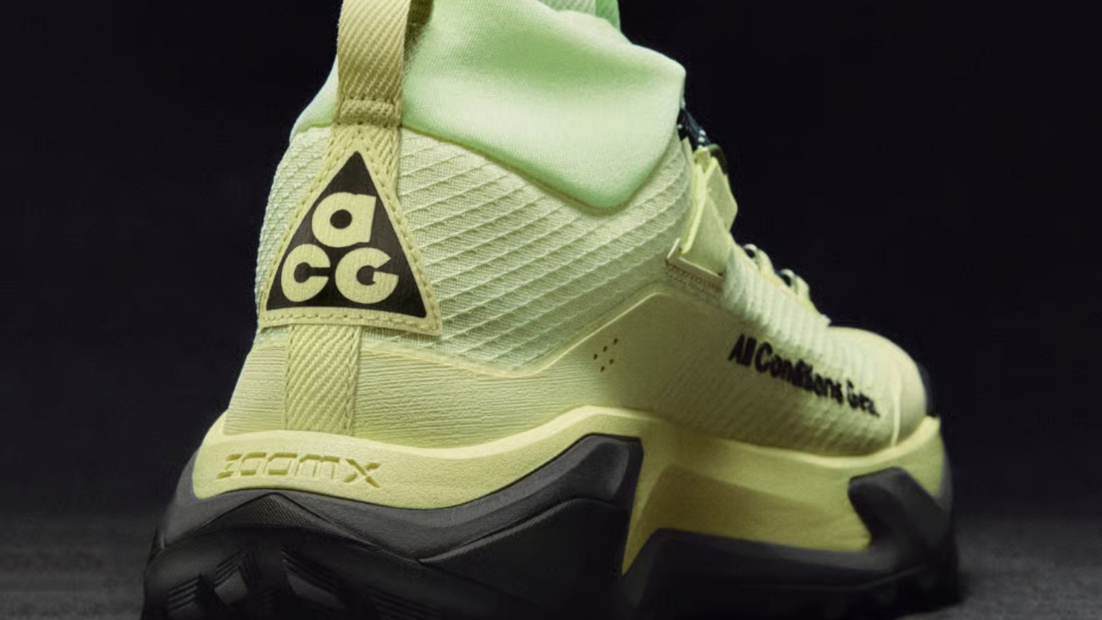 Hinh anh 3: Giay Nike ACG Zegama Hike mau xanh la noi bat cho hiking