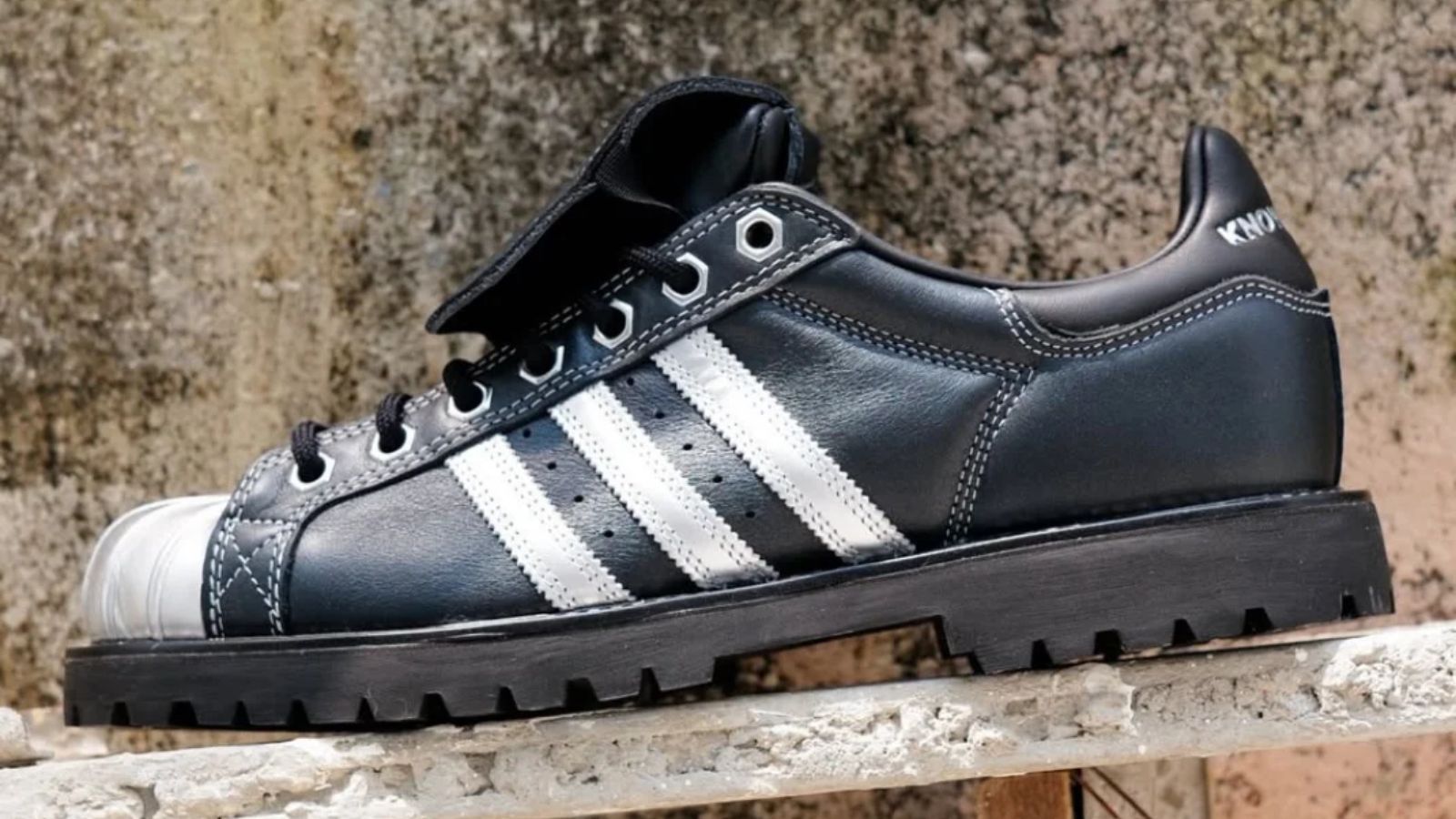 Hinh anh 2: Giay adidas Superstar x Knowwhere voi thiet ke work boot da cao cap