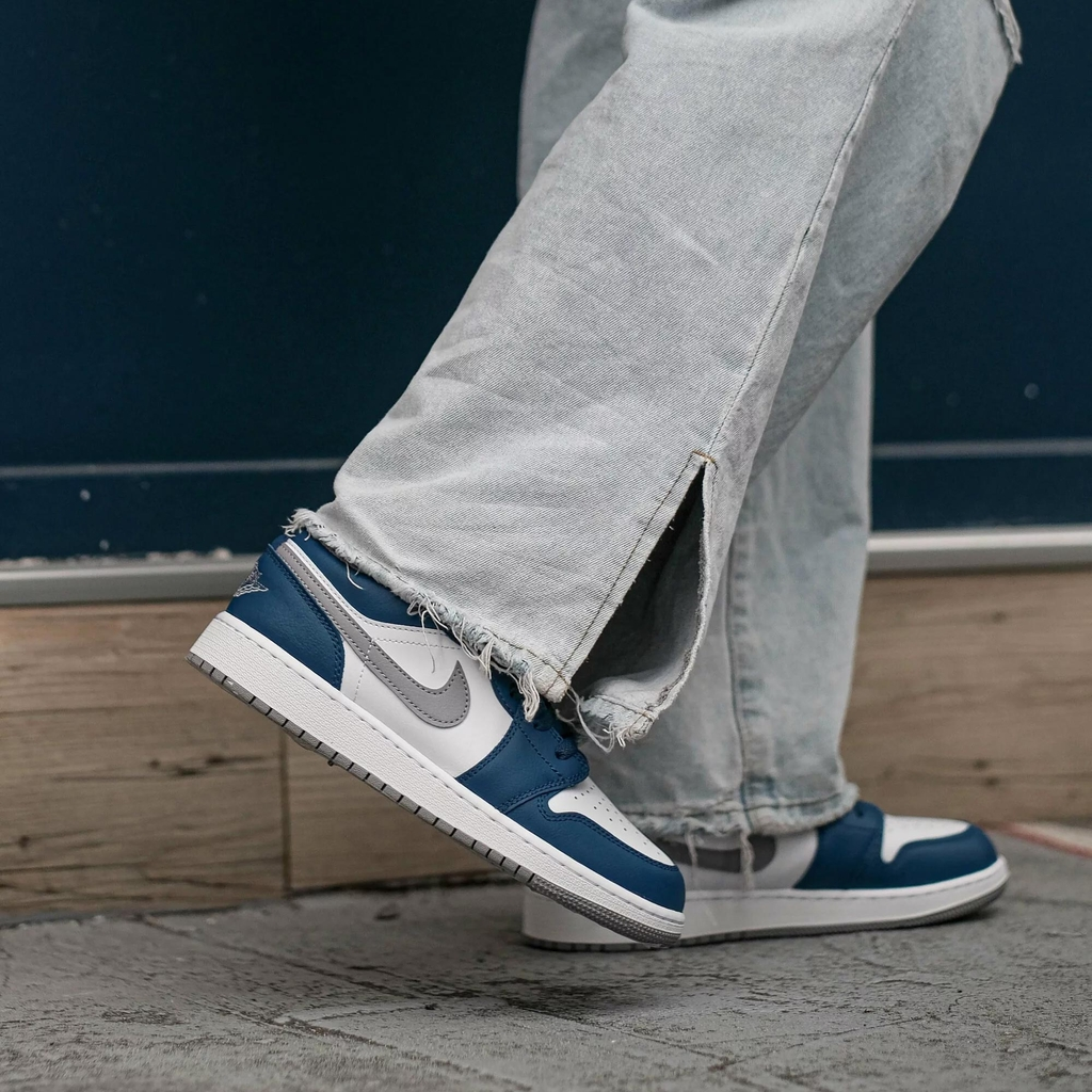 Alternative view of Giày Nike Air Jordan 1 Low 'University Blue' 553560-404