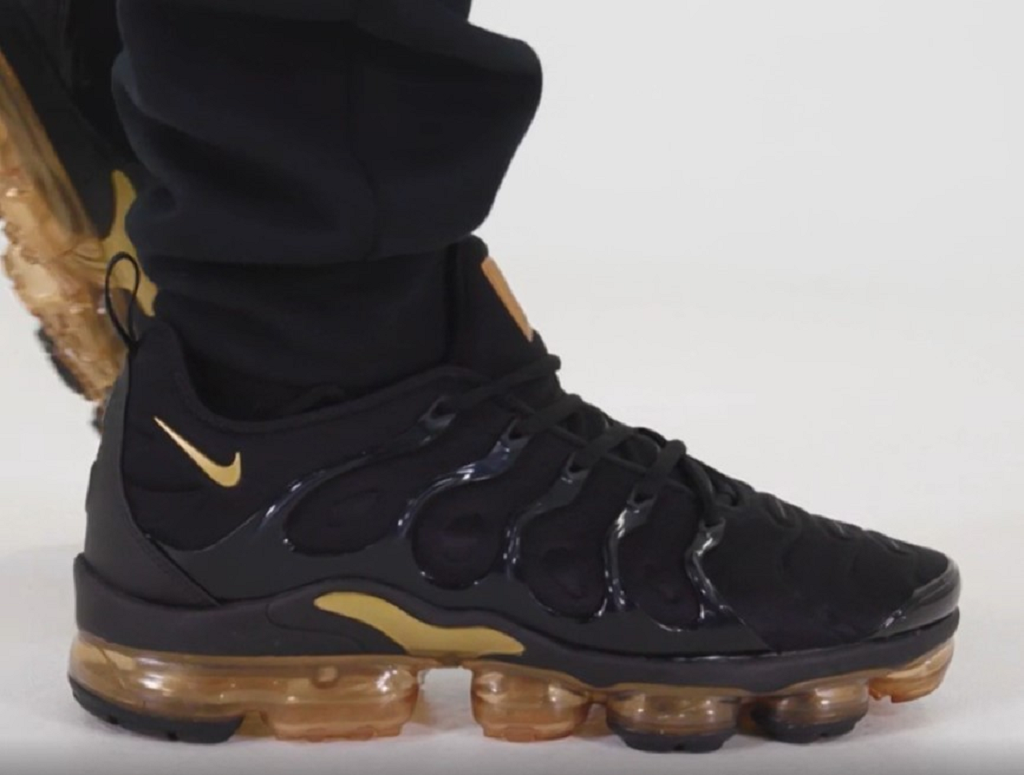 Alternative view of Giày Nike Air Vapor Max Plus 'Black Metallic Gold' CW7299-001