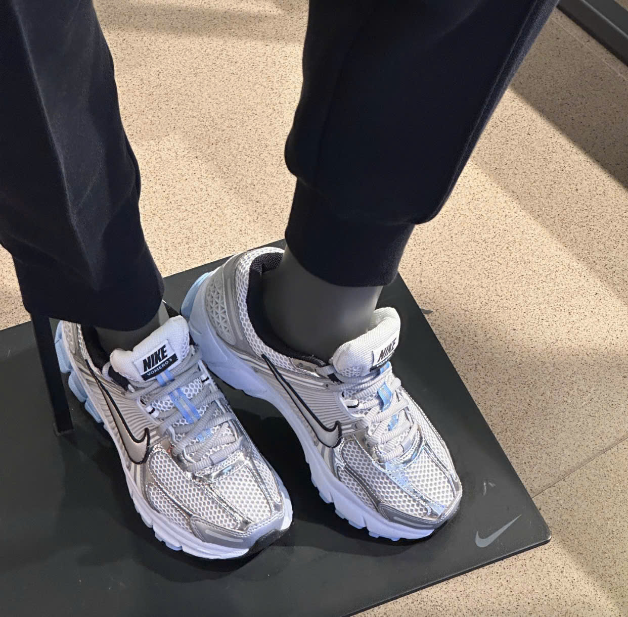 Alternative view of Giày Nike Air Zoom Vomero 5 'Platinum Light' FN6742-002