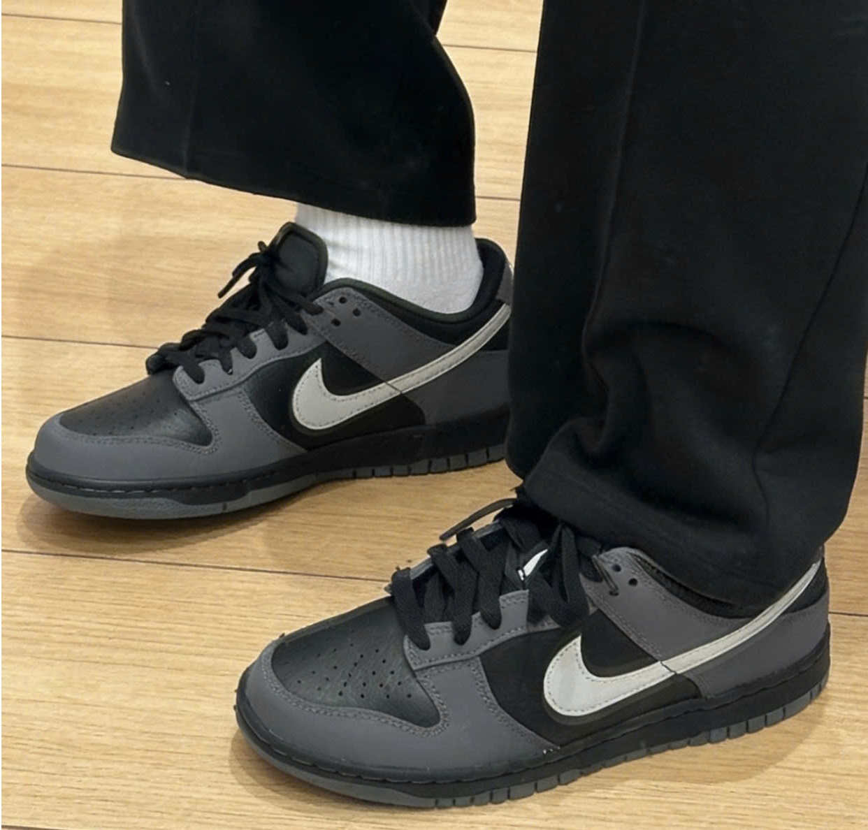 Alternative view of Giày Nike Dunk Low GS 'Black Reflect Silver' IM6028-010