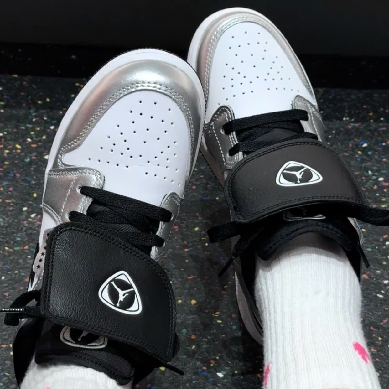 Alternative view of Giày Nike Air Jordan 1 Low SE 'Metallic Silver' IR2310-100