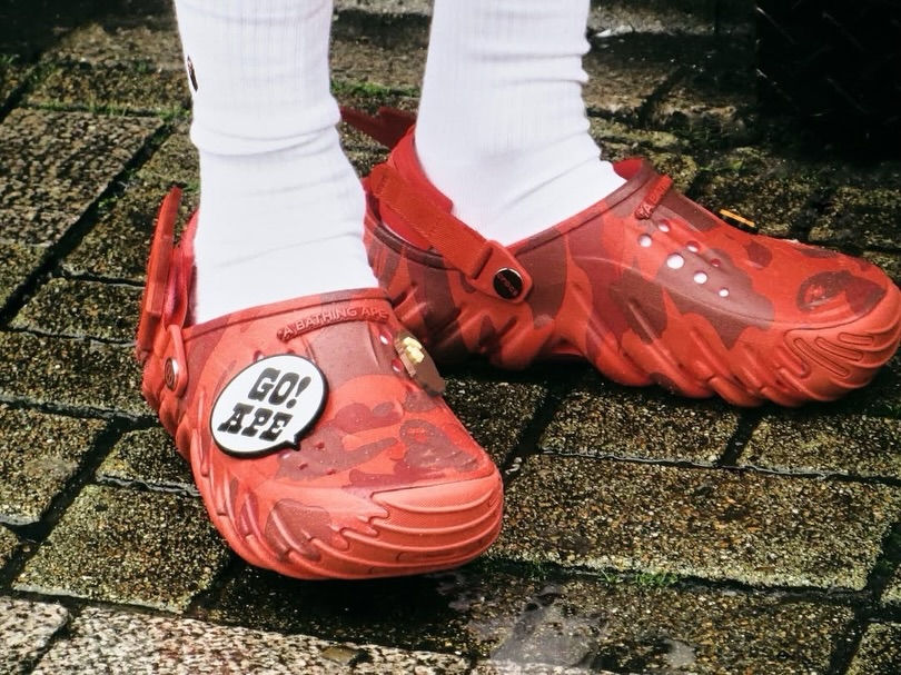 Hinh anh 1: Hinh anh giay BAPE x Crocs Echo RO Clog voi hoa tiet ABC Camo
