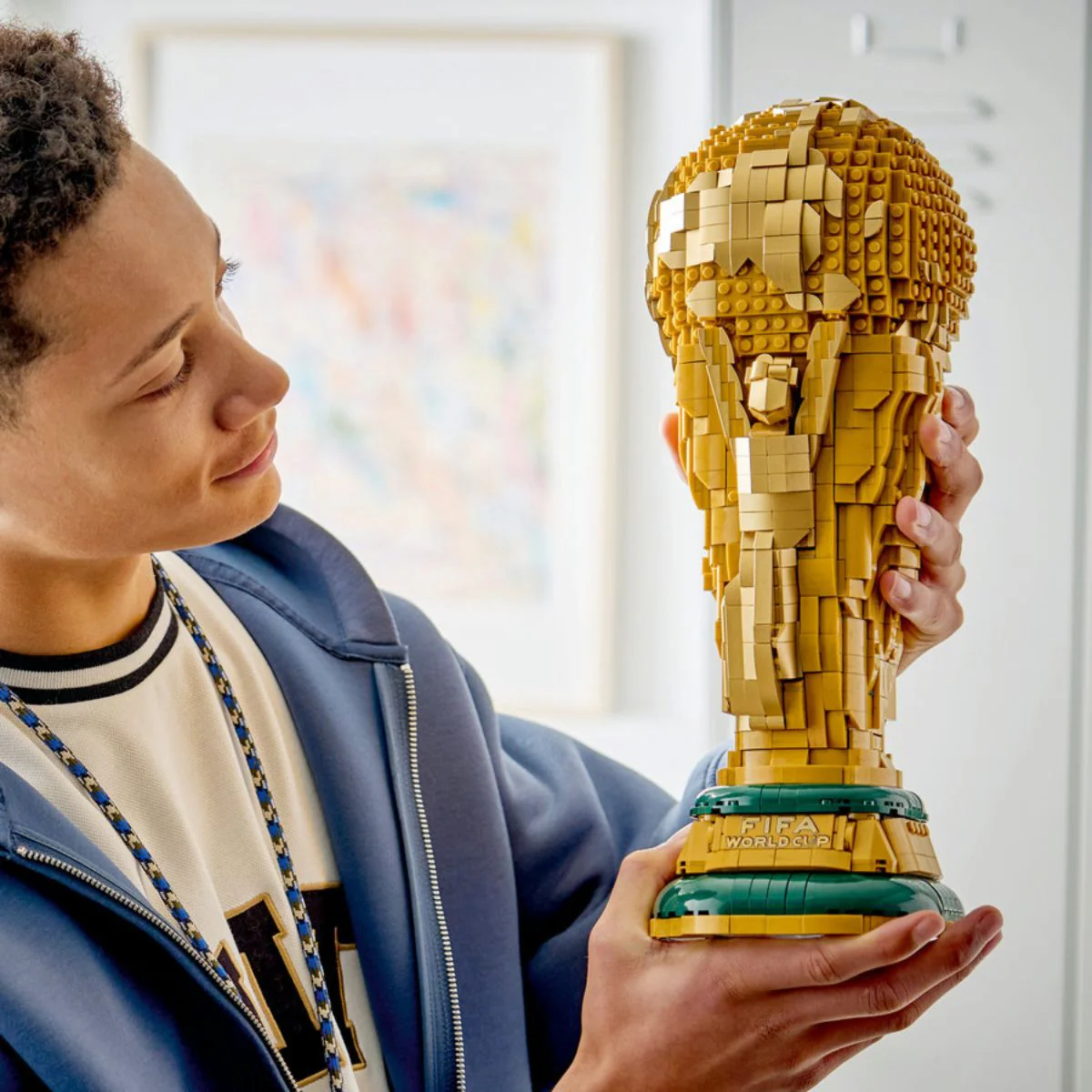 Alternative view of Mô hình Lego FIFA World Cup™ Official Trophy 43020