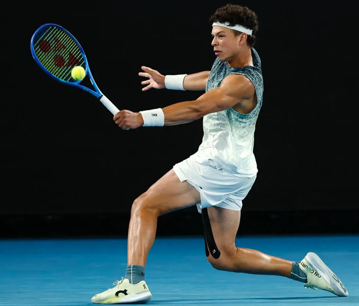 Giay tennis On The Roger Pro 3, hop tac voi Roger Federer, su dung cong nghe CloudTec va Speedboard, thiet ke hien dai, toi uu cho quan vot.
