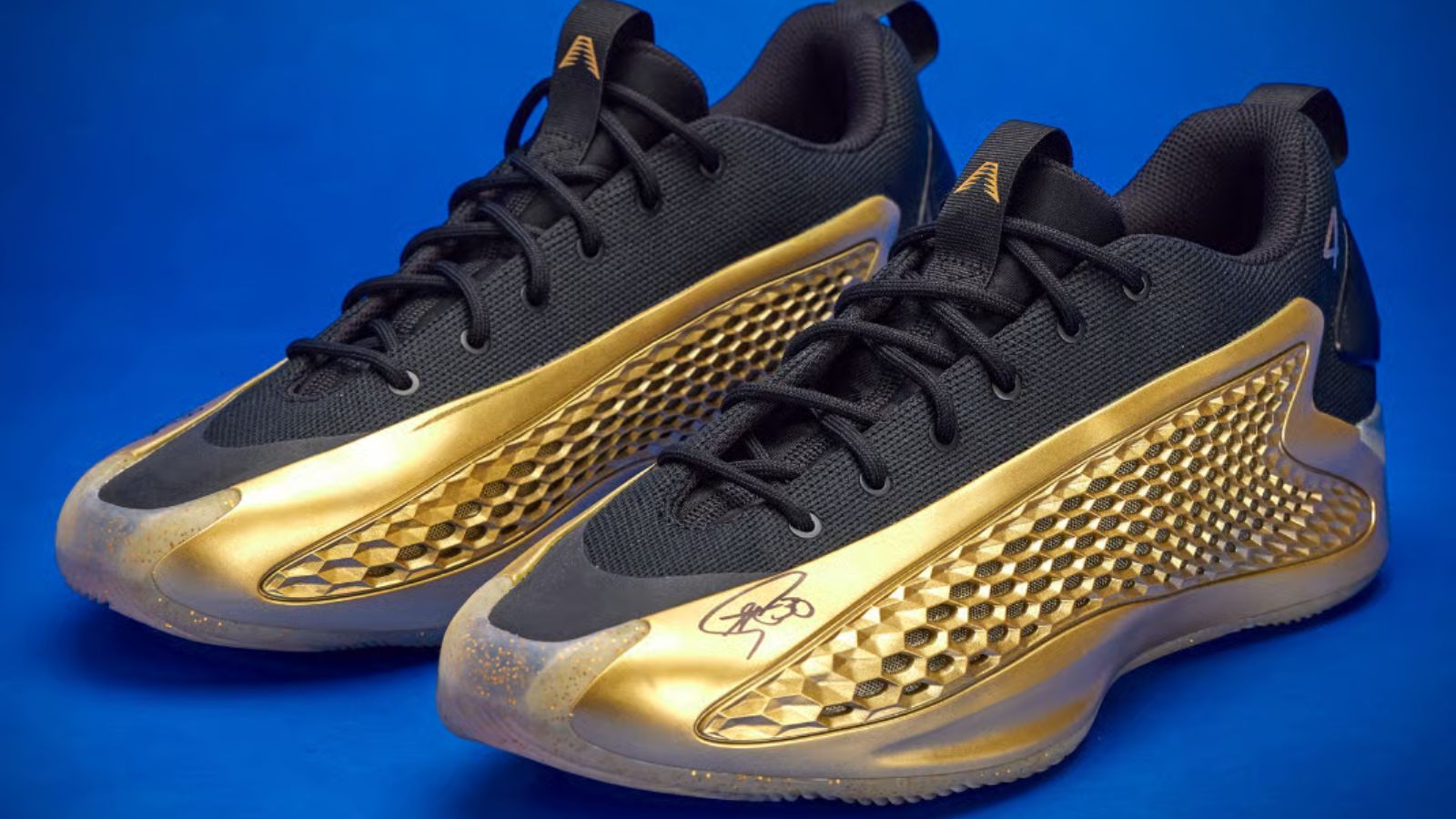 Hinh anh 1: Steph Curry dung canh cac doi sneaker trong phien dau gia tu thien