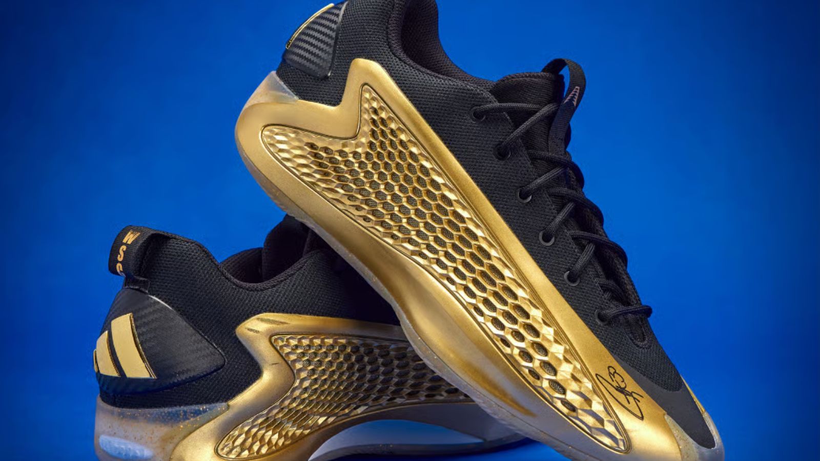 Hinh anh 2: Steph Curry dung canh cac doi sneaker trong phien dau gia tu thien