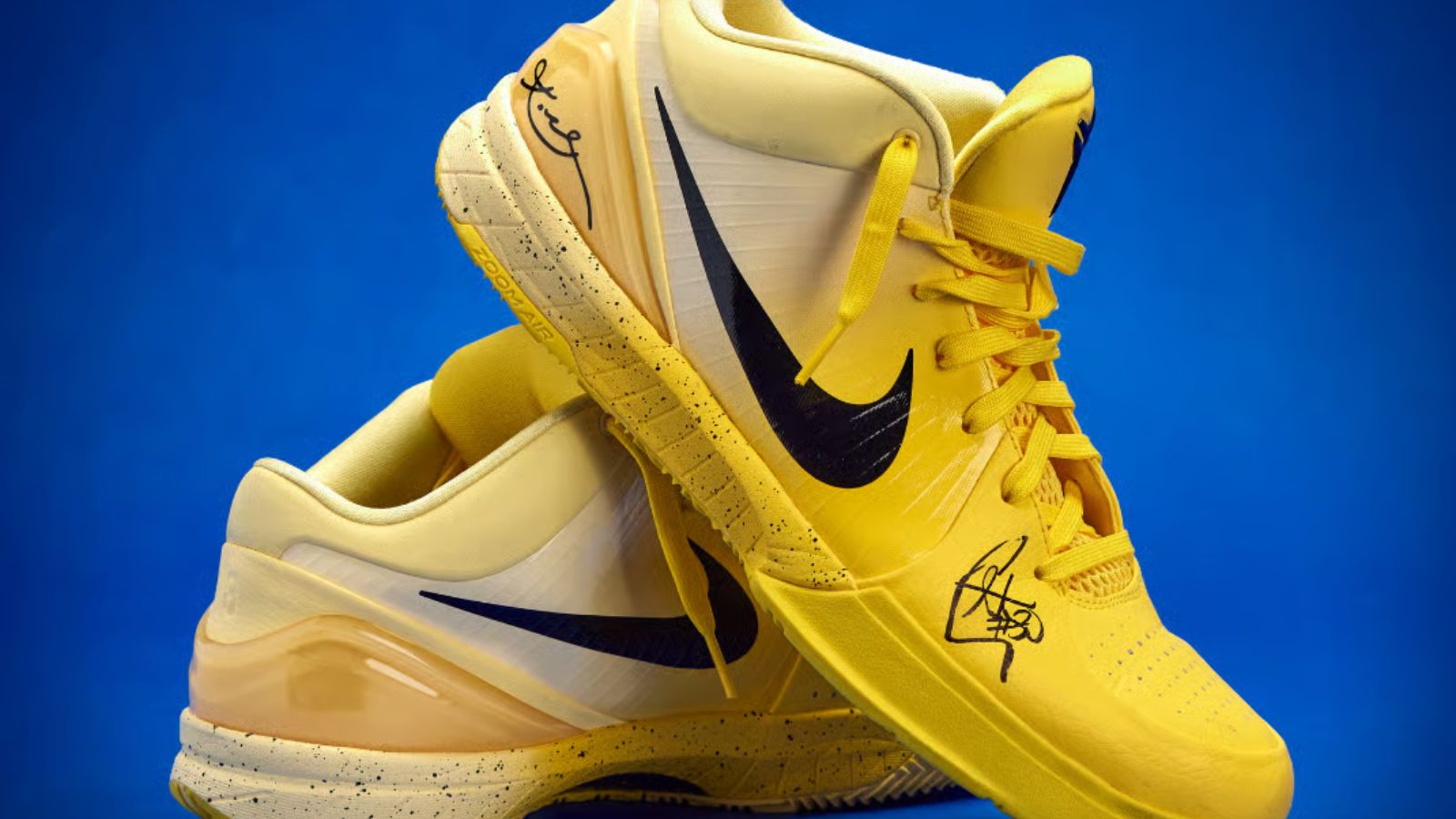 Hinh anh 3: Steph Curry dung canh cac doi sneaker trong phien dau gia tu thien