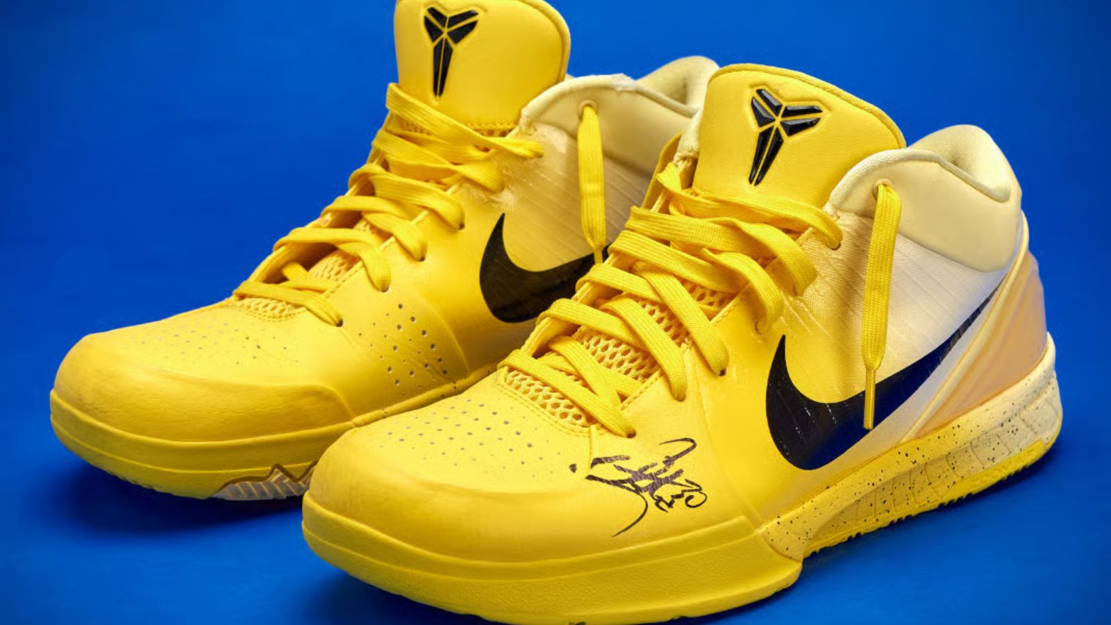 Hinh anh 4: Steph Curry dung canh cac doi sneaker trong phien dau gia tu thien