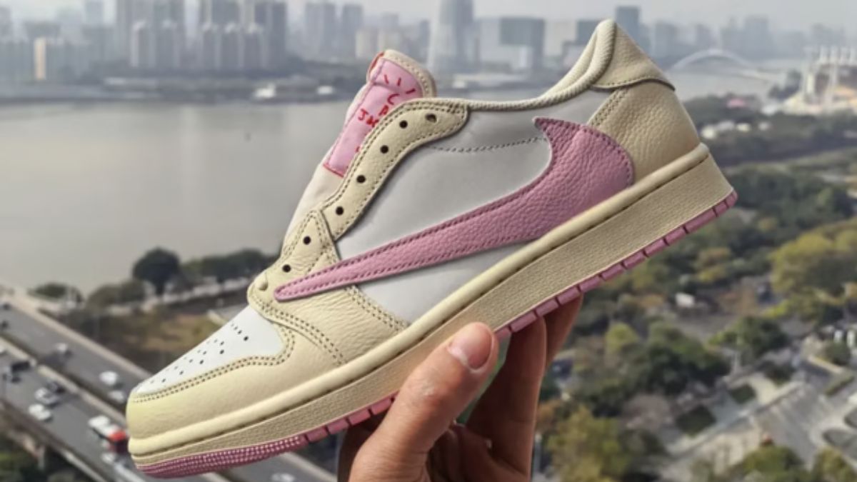 Travis Scott x Air Jordan 1 Low 'Shy Pink' voi mau hong pastel va thiet ke Reverse Swoosh.