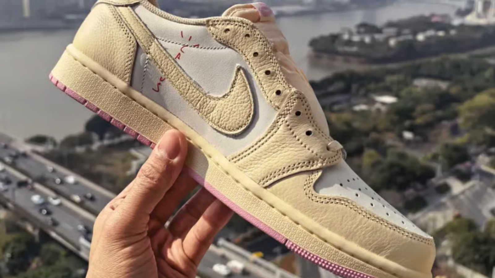 Hinh anh 1: Travis Scott x Air Jordan 1 Low 'Shy Pink' voi mau hong pastel va thiet ke Reverse Swoosh.