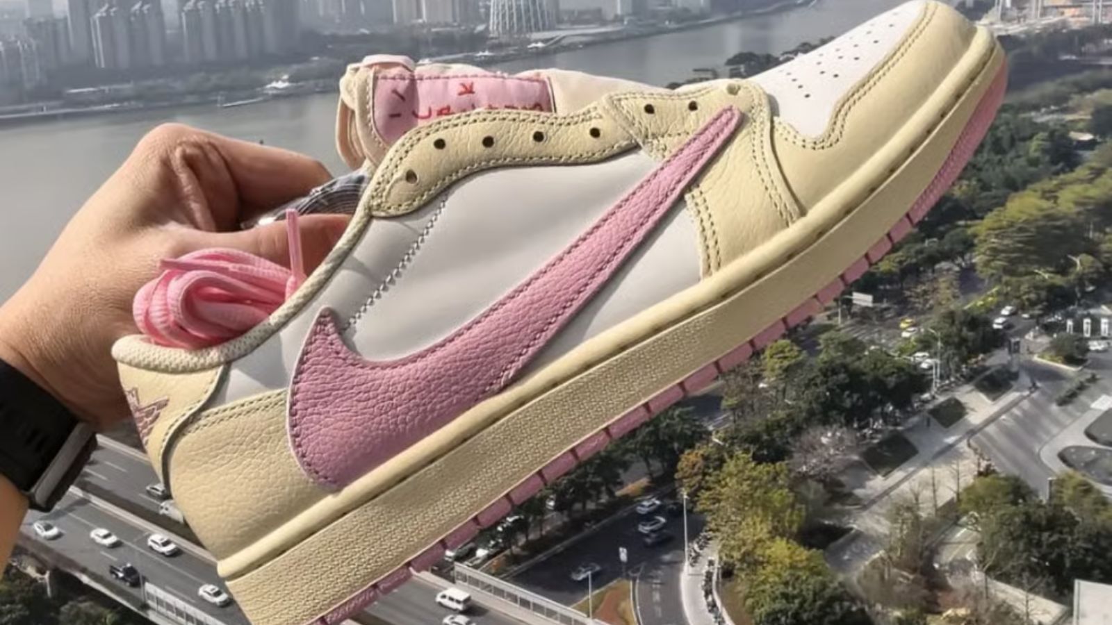 Hinh anh 2: Travis Scott x Air Jordan 1 Low 'Shy Pink' voi mau hong pastel va thiet ke Reverse Swoosh.