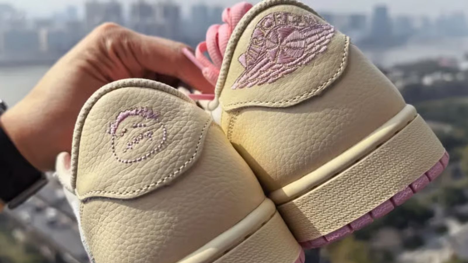 Hinh anh 4: Travis Scott x Air Jordan 1 Low 'Shy Pink' voi mau hong pastel va thiet ke Reverse Swoosh.