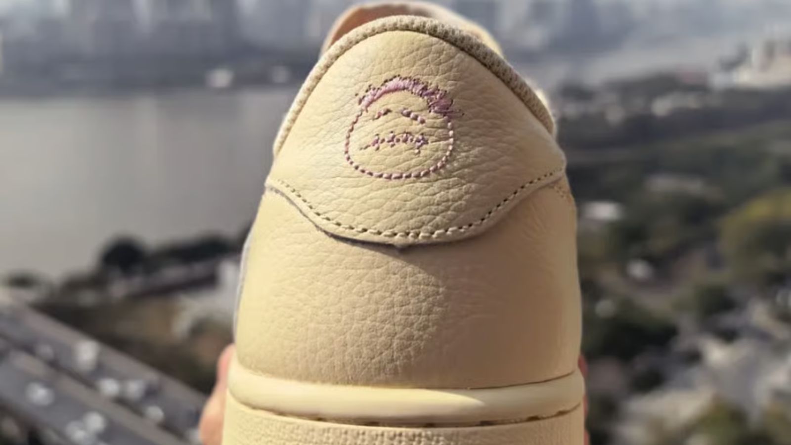 Hinh anh 5: Travis Scott x Air Jordan 1 Low 'Shy Pink' voi mau hong pastel va thiet ke Reverse Swoosh.