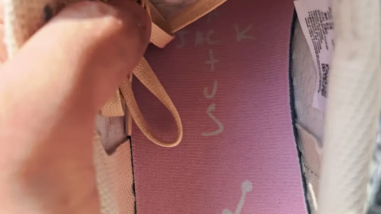 Hinh anh 6: Travis Scott x Air Jordan 1 Low 'Shy Pink' voi mau hong pastel va thiet ke Reverse Swoosh.