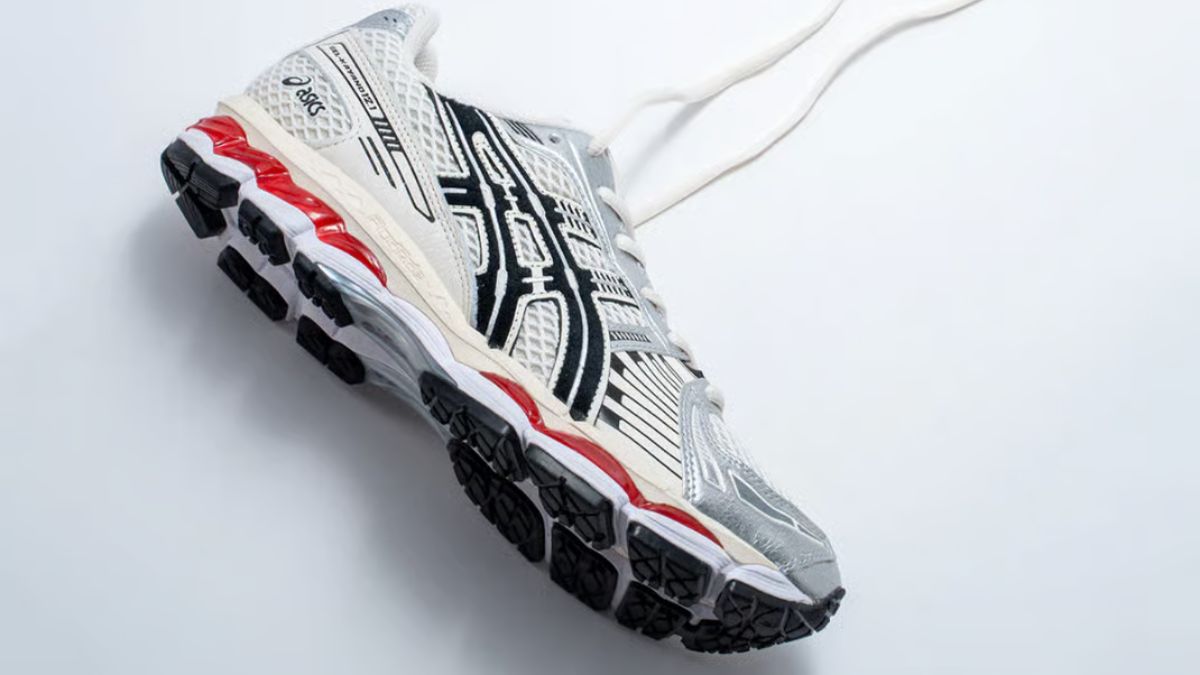 ASICS Gel-Kayano 12.1 The Spark voi phoi mau Cream/Black-Red, thiet ke lay cam hung tu que diem