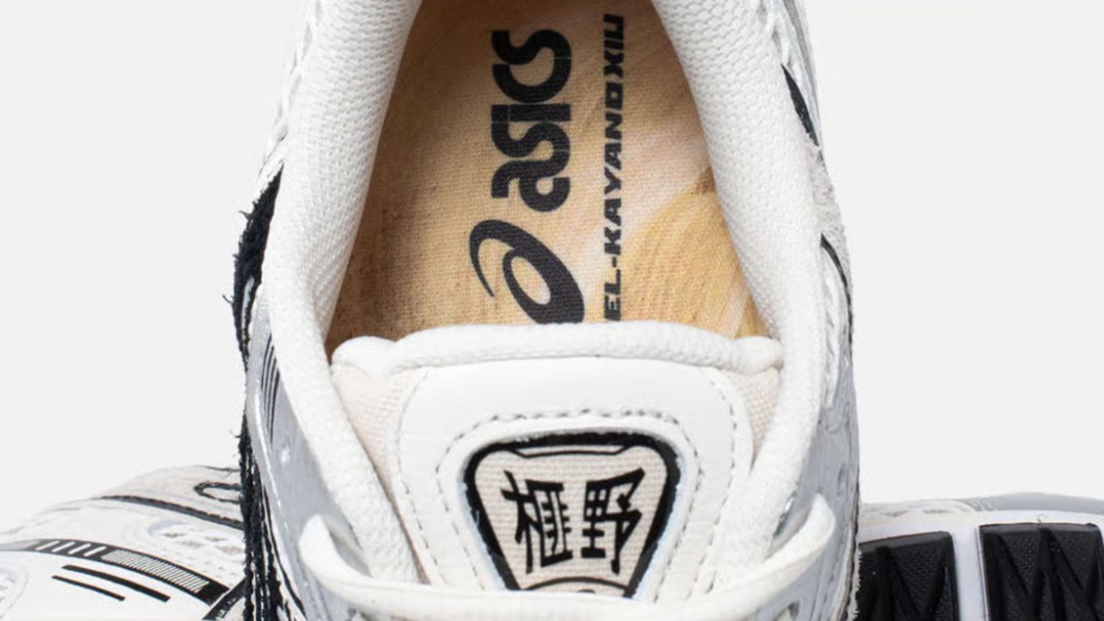 Hinh anh 7: ASICS Gel-Kayano 12.1 The Spark voi phoi mau Cream/Black-Red, thiet ke lay cam hung tu que diem