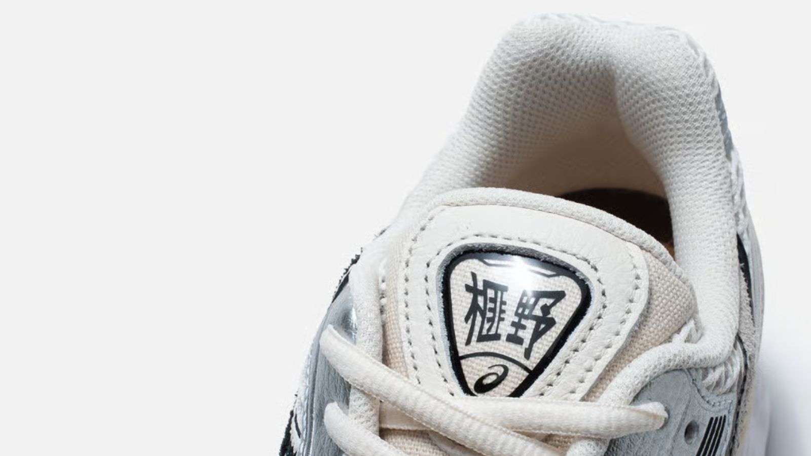 Hinh anh 8: ASICS Gel-Kayano 12.1 The Spark voi phoi mau Cream/Black-Red, thiet ke lay cam hung tu que diem