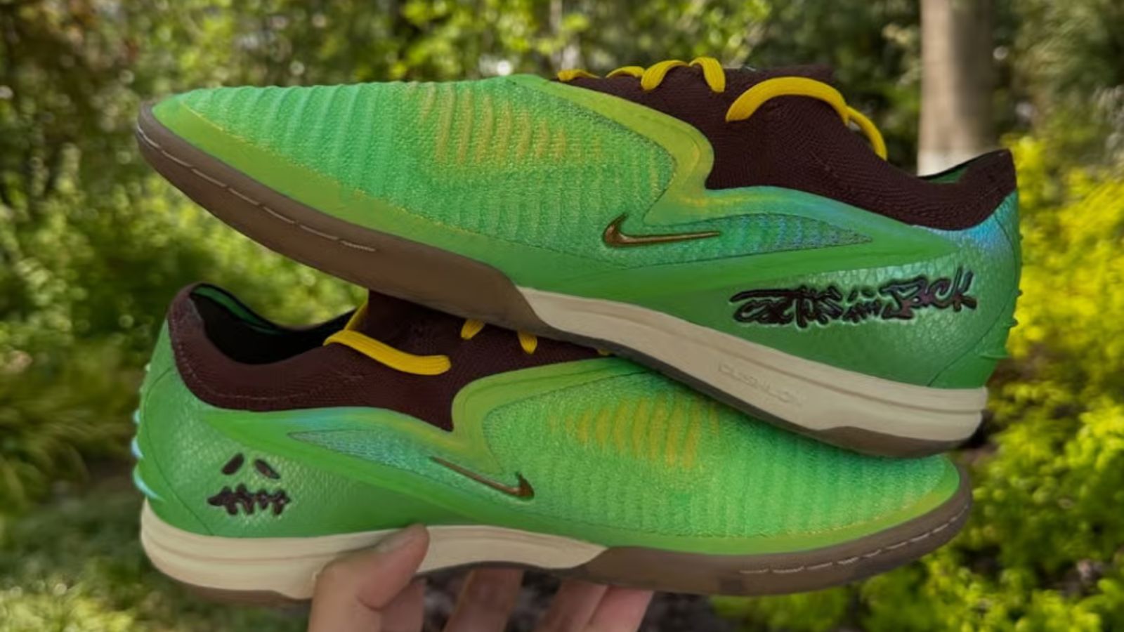 Hinh anh 1: Travis Scott va Nike Phantom 6 Low Elite IC SE tren san bong