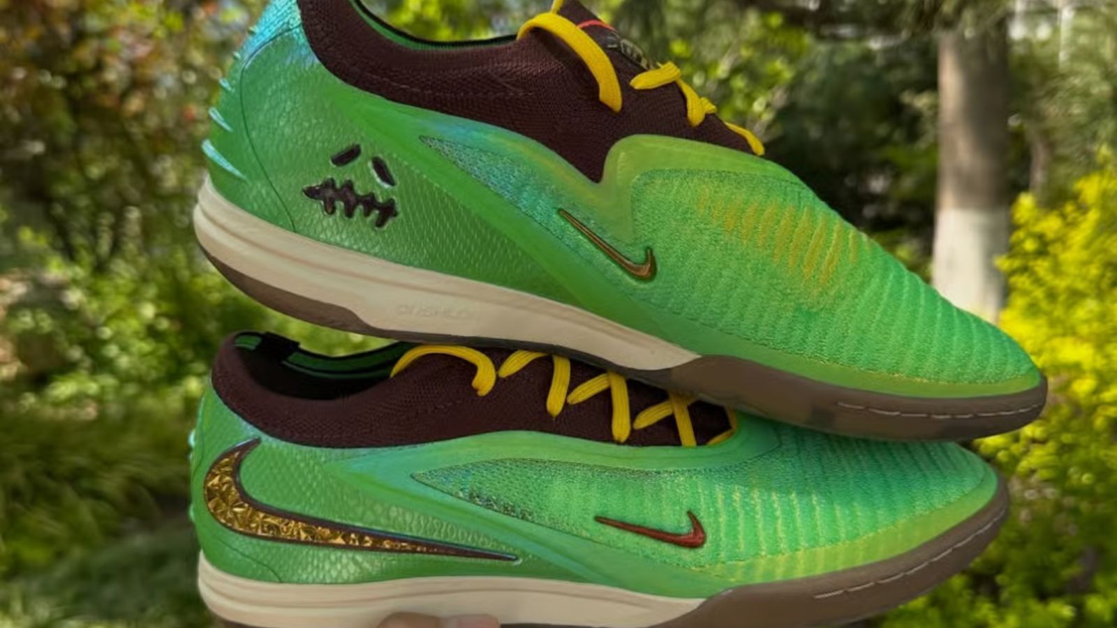 Hinh anh 3: Travis Scott va Nike Phantom 6 Low Elite IC SE tren san bong