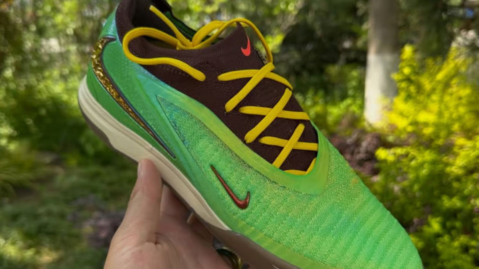 Hinh anh 4: Travis Scott va Nike Phantom 6 Low Elite IC SE tren san bong