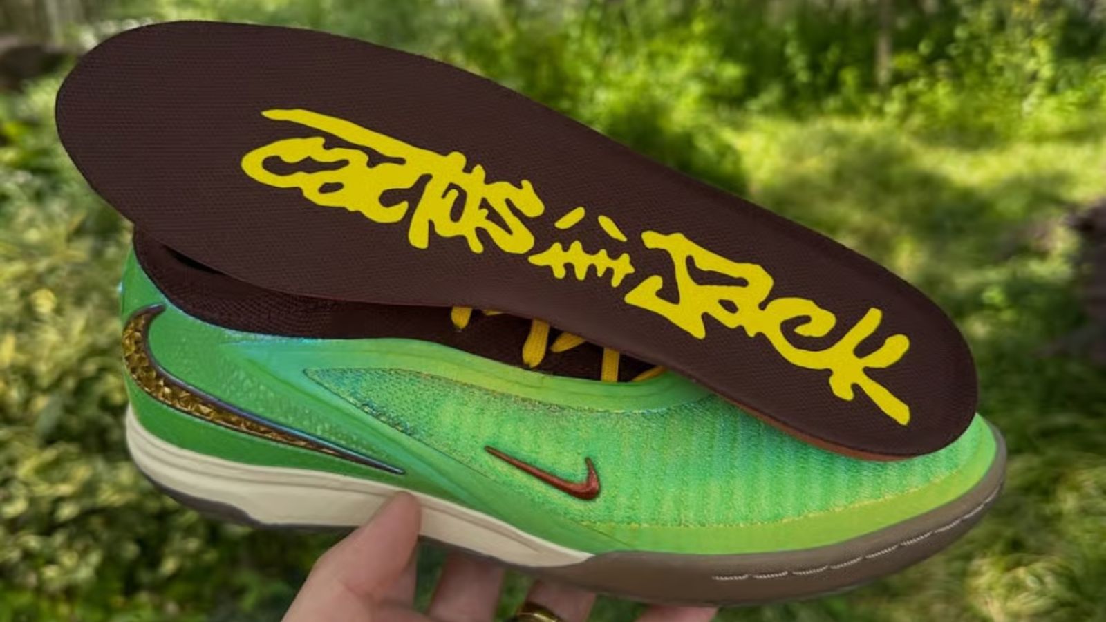 Hinh anh 7: Travis Scott va Nike Phantom 6 Low Elite IC SE tren san bong