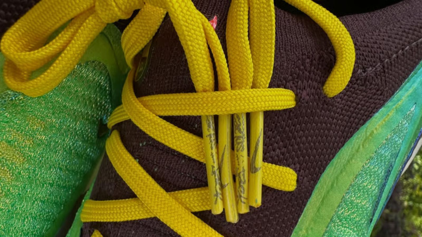 Hinh anh 9: Travis Scott va Nike Phantom 6 Low Elite IC SE tren san bong