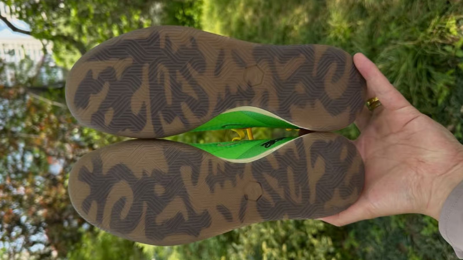 Hinh anh 2: Travis Scott va Nike Phantom 6 Low Elite IC SE tren san bong