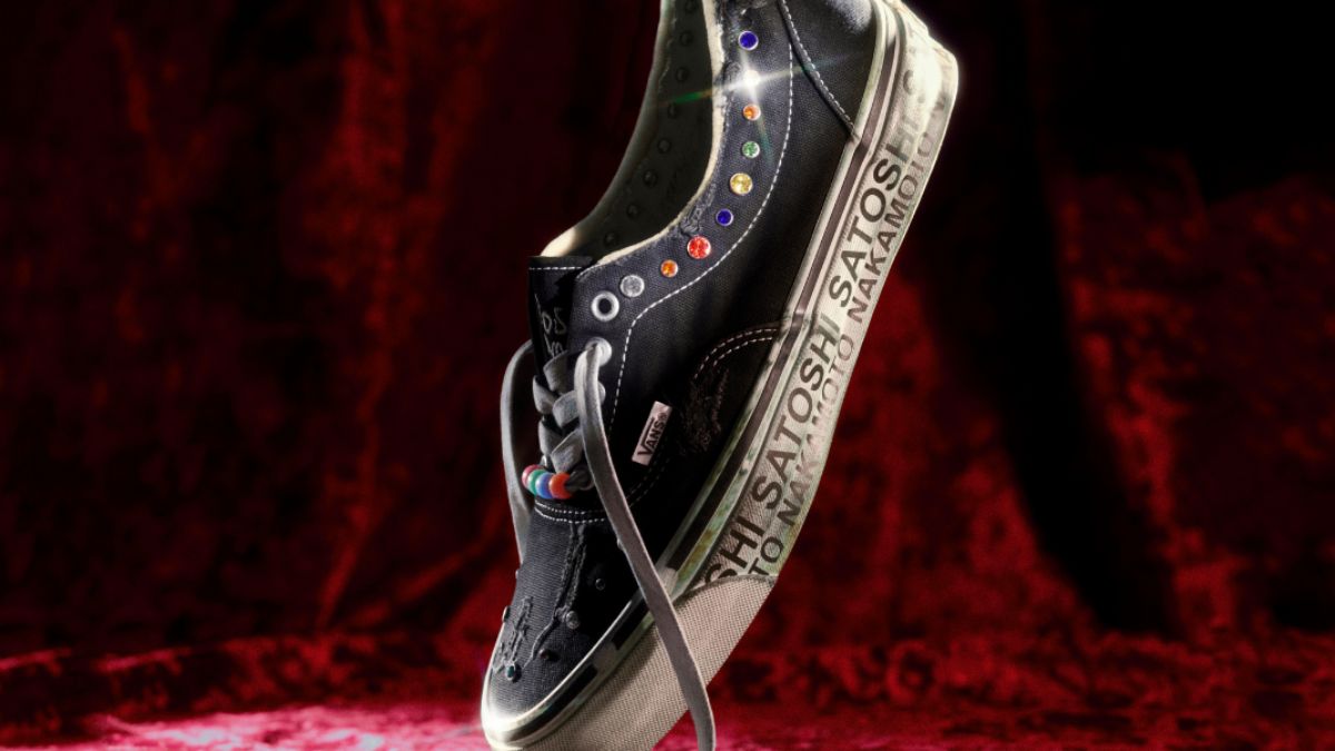 Hinh anh Satoshi Nakamoto x Vans Era 95 Gems voi canvas den va trang tri da quy