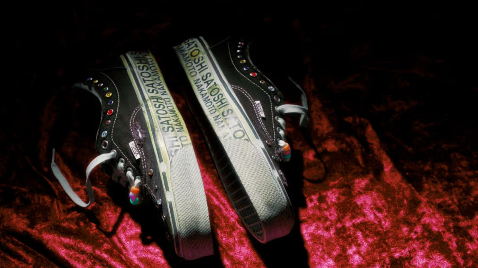 Hinh anh 1: Hinh anh Satoshi Nakamoto x Vans Era 95 Gems voi canvas den va trang tri da quy