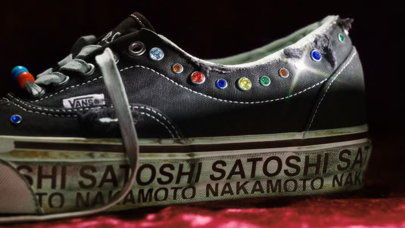 Hinh anh 2: Hinh anh Satoshi Nakamoto x Vans Era 95 Gems voi canvas den va trang tri da quy