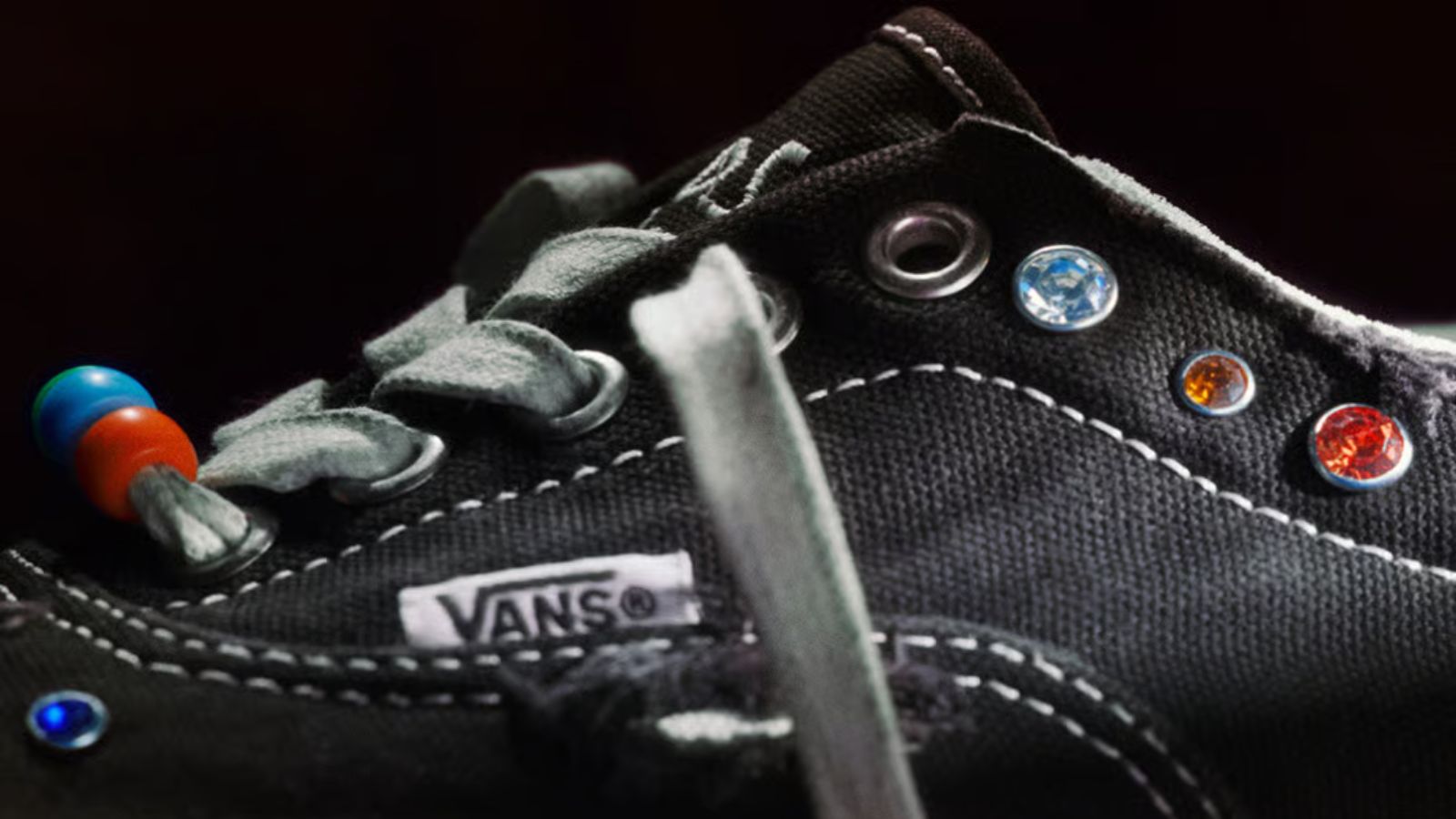 Hinh anh 6: Hinh anh Satoshi Nakamoto x Vans Era 95 Gems voi canvas den va trang tri da quy