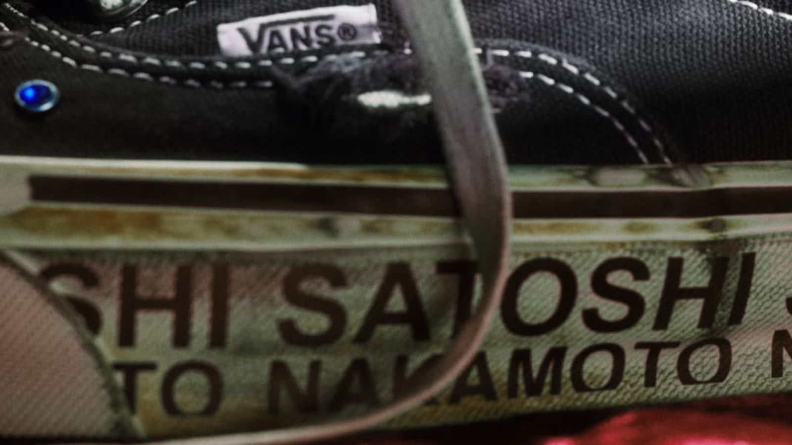 Hinh anh 3: Hinh anh Satoshi Nakamoto x Vans Era 95 Gems voi canvas den va trang tri da quy