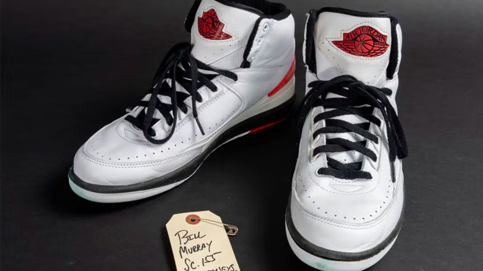 Hinh anh 2: Michael Jordan mang Air Jordan 11 Space Jam trong phim Space Jam