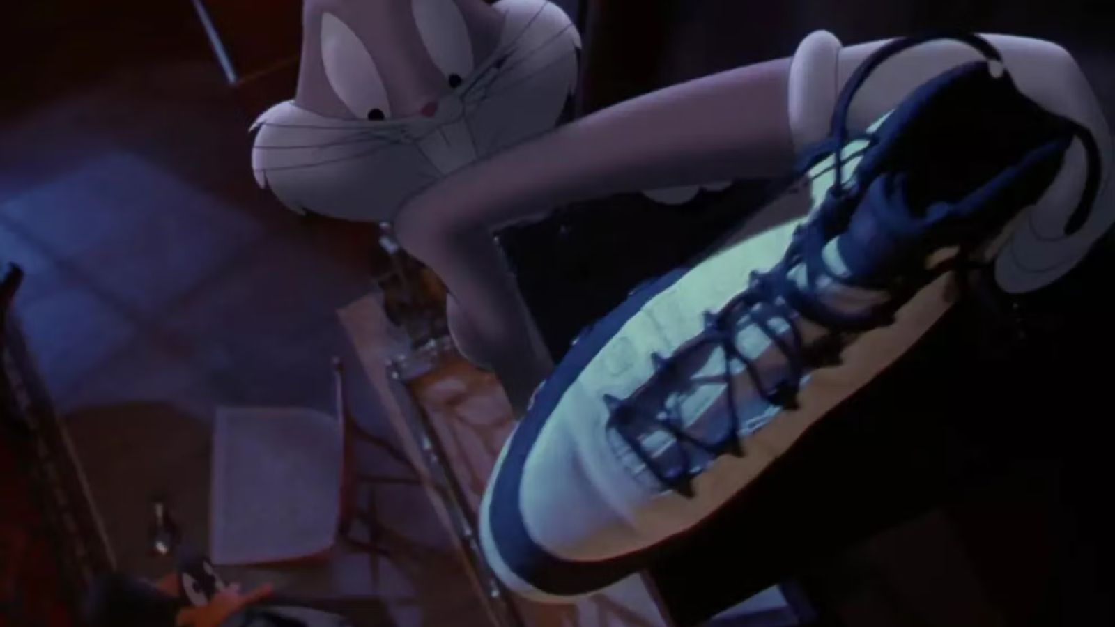 Hinh anh 3: Michael Jordan mang Air Jordan 11 Space Jam trong phim Space Jam