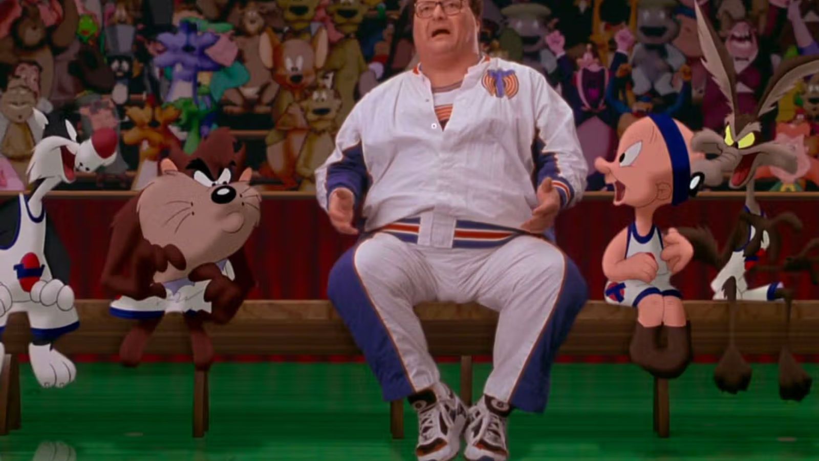 Hinh anh 4: Michael Jordan mang Air Jordan 11 Space Jam trong phim Space Jam