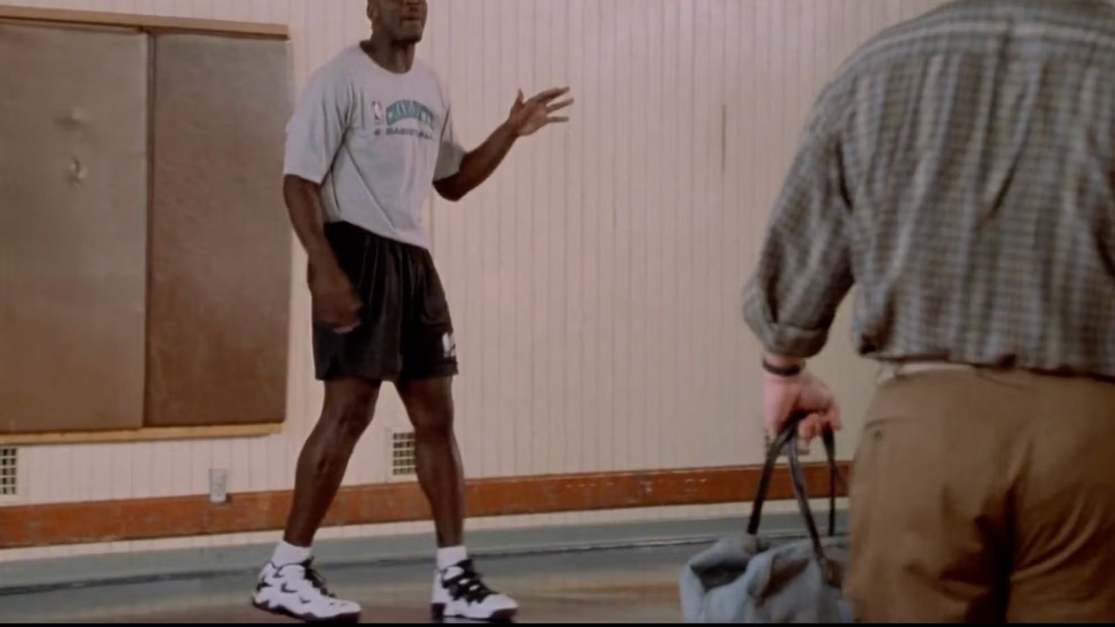 Hinh anh 6: Michael Jordan mang Air Jordan 11 Space Jam trong phim Space Jam