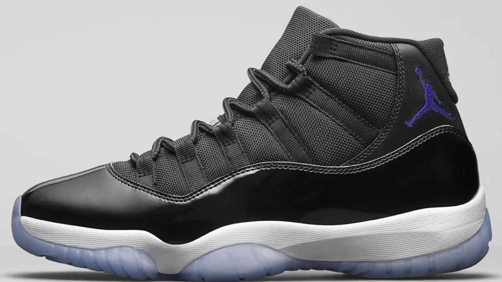 Hinh anh 11: Michael Jordan mang Air Jordan 11 Space Jam trong phim Space Jam