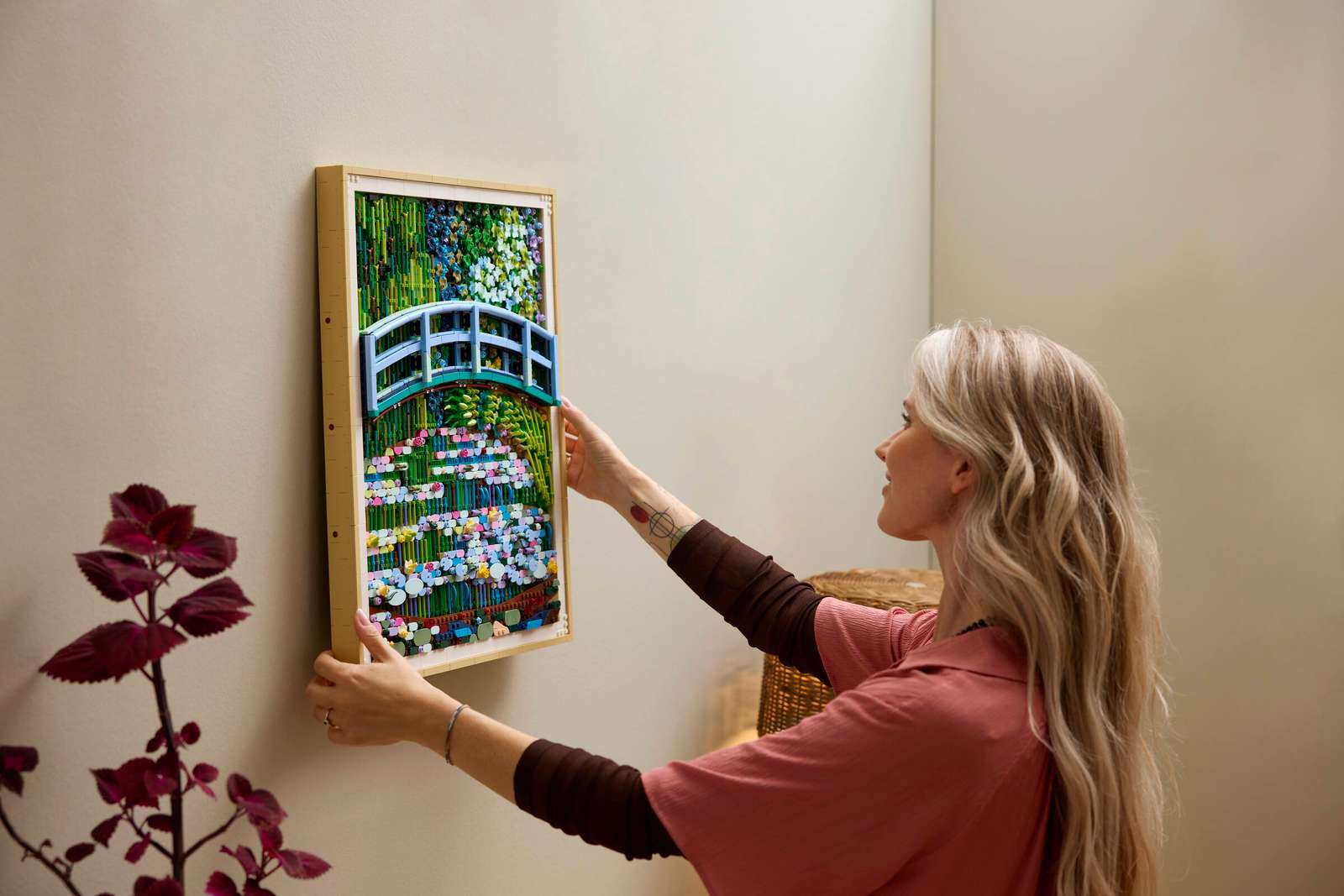 Alternative view of Mô Hình Lego Claude Monet – Bridge over a Pond of Water Lilies 31220