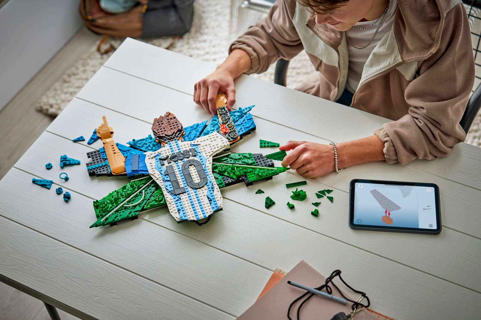 Alternative view of Mô Hình Lego Lionel Messi – Celebration 43018
