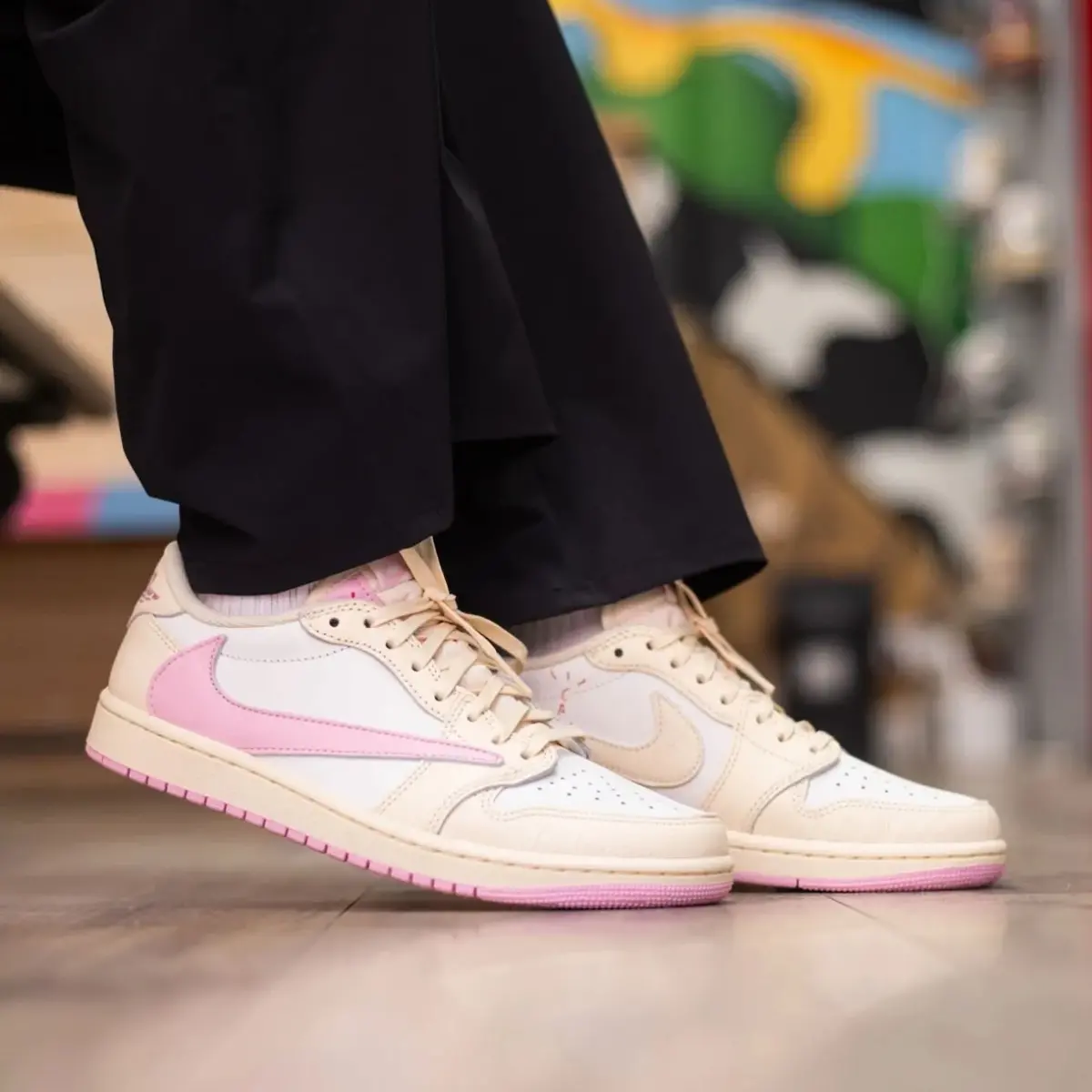 Alternative view of Giày Nike Air Jordan 1 Low Retro OG SP 'Shy Pink' IQ7604-100