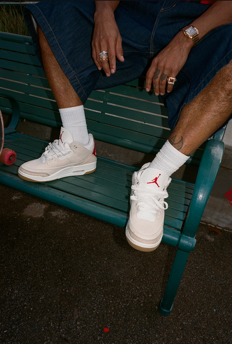 Hinh anh 4: Hinh anh Jordan x Levi's Air Jordan 3 voi chat lieu denim xanh va chi tiet chi vang noi bat's Air Jordan 3