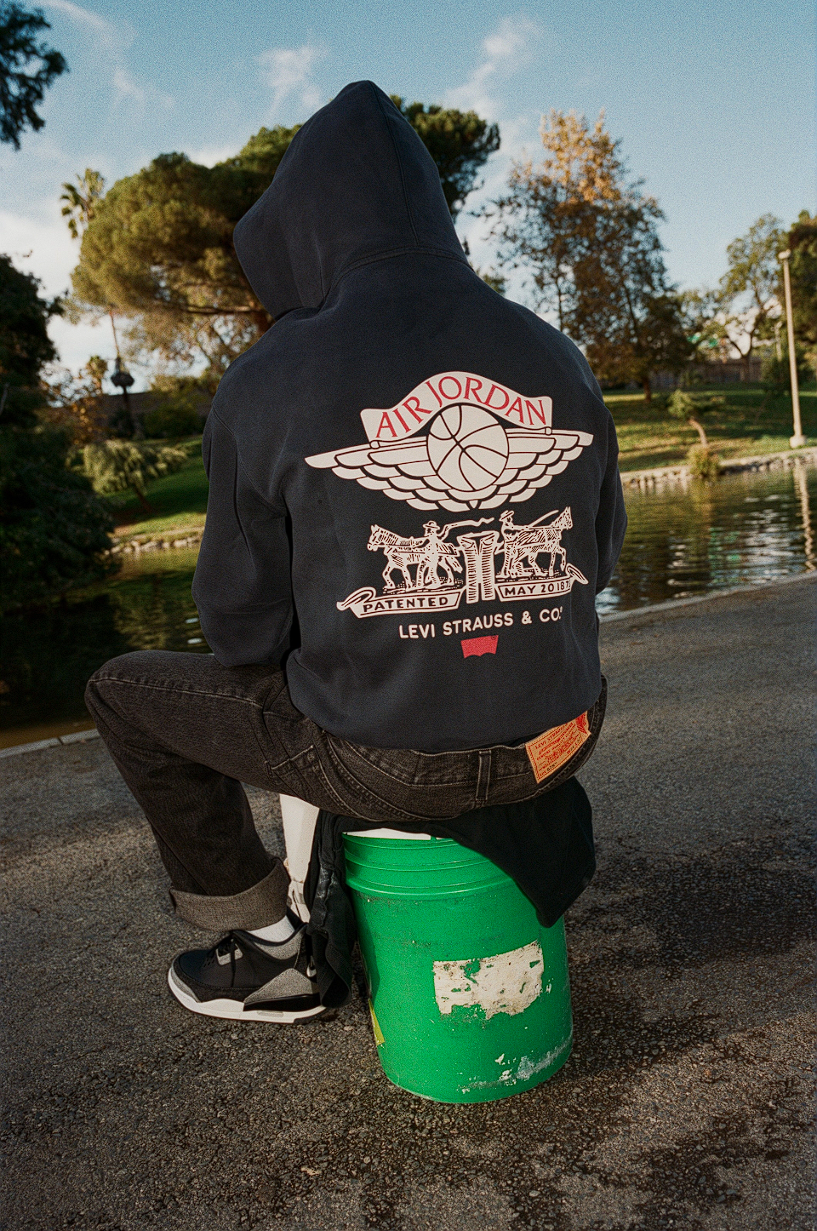 Hinh anh 3: Hinh anh Jordan x Levi's Air Jordan 3 voi chat lieu denim xanh va chi tiet chi vang noi bat's Air Jordan 3
