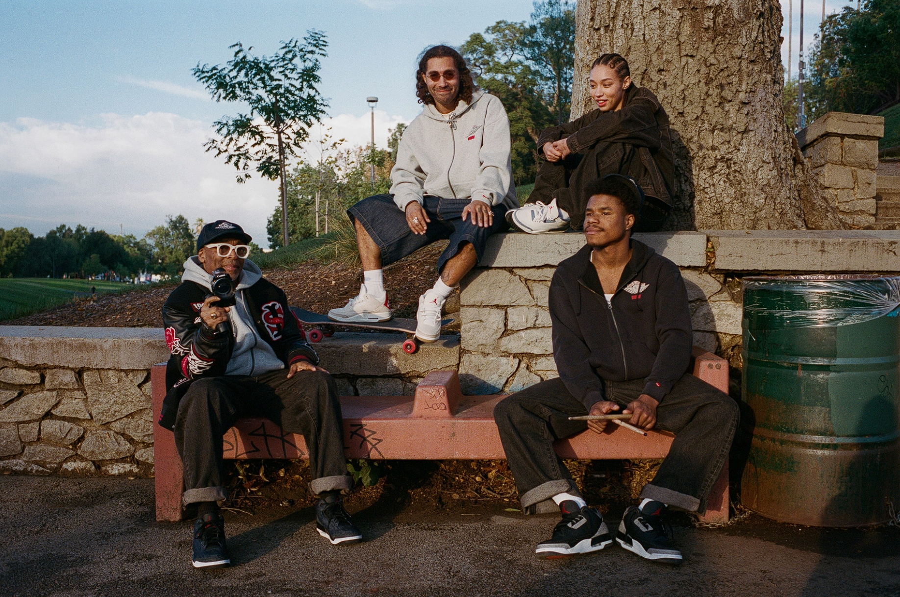 Hinh anh Jordan x Levi's Air Jordan 3 voi chat lieu denim xanh va chi tiet chi vang noi bat