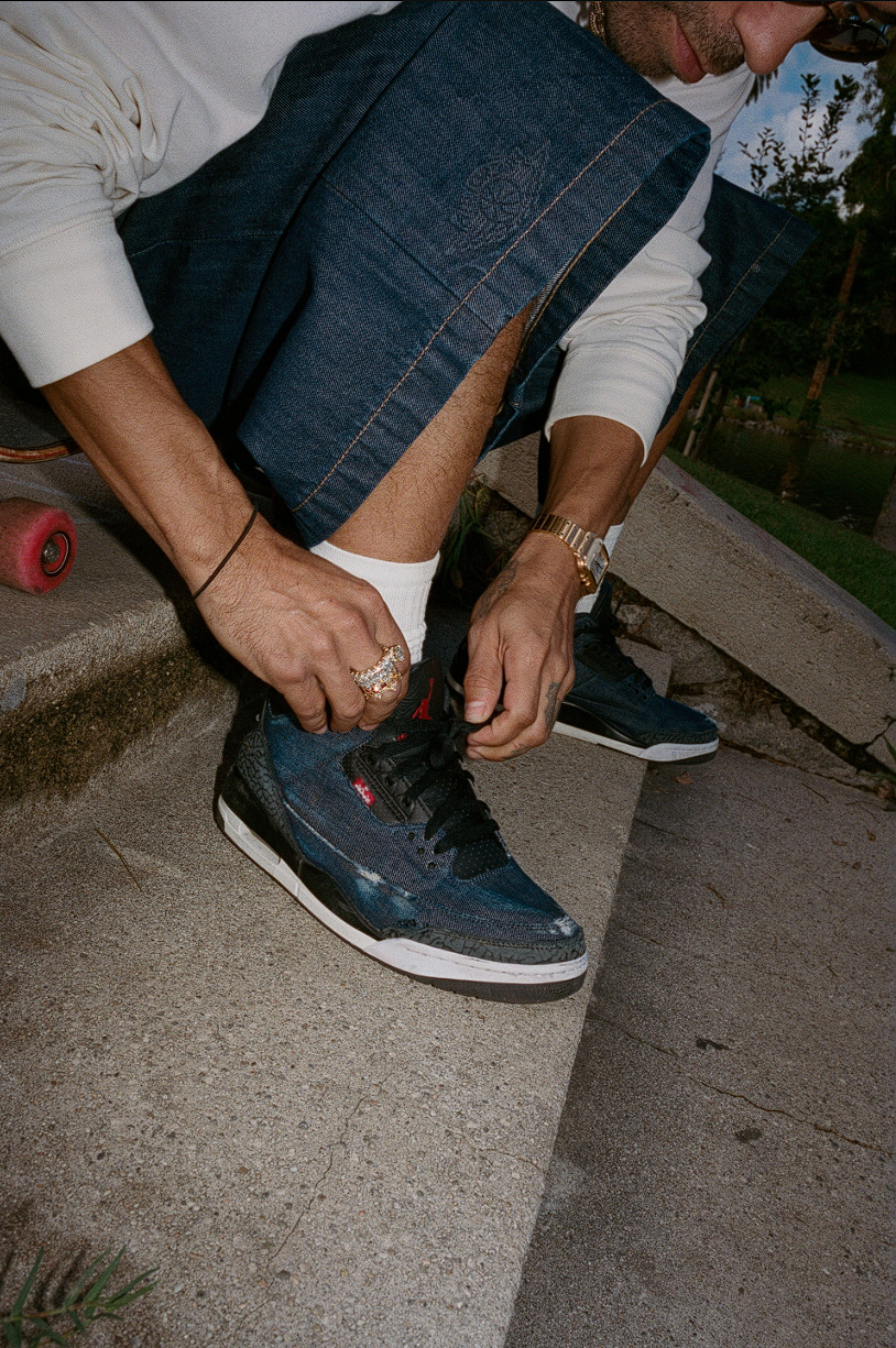 Hinh anh 1: Hinh anh Jordan x Levi's Air Jordan 3 voi chat lieu denim xanh va chi tiet chi vang noi bat's Air Jordan 3