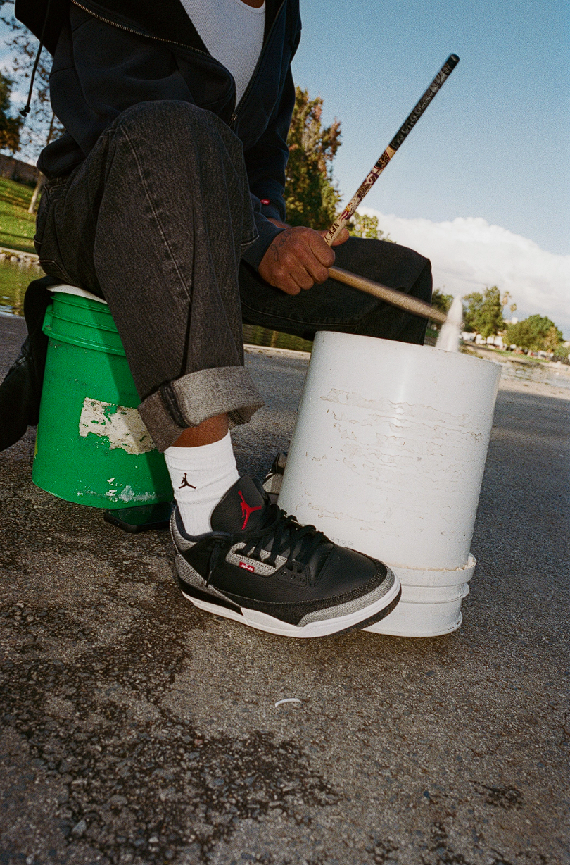 Hinh anh 5: Hinh anh Jordan x Levi's Air Jordan 3 voi chat lieu denim xanh va chi tiet chi vang noi bat's Air Jordan 3