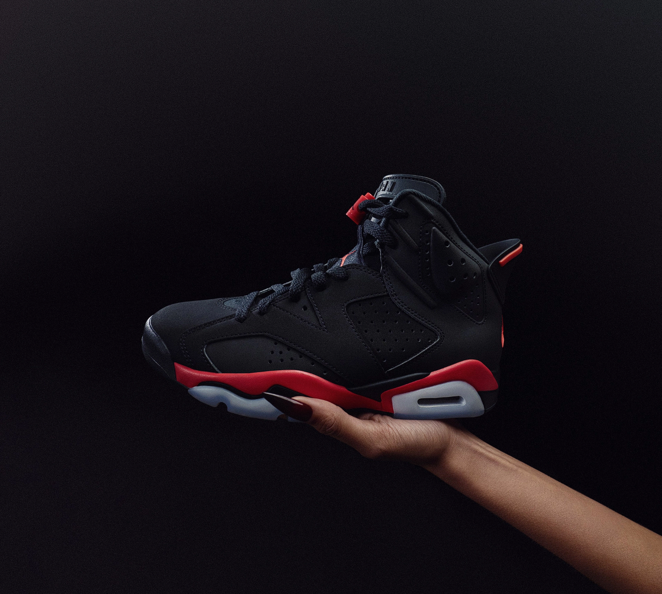 Hinh anh 1: Air Jordan 6 Infrared Salesman 2026, mau giay huyen thoai voi thiet ke co dien va sac do noi bat.