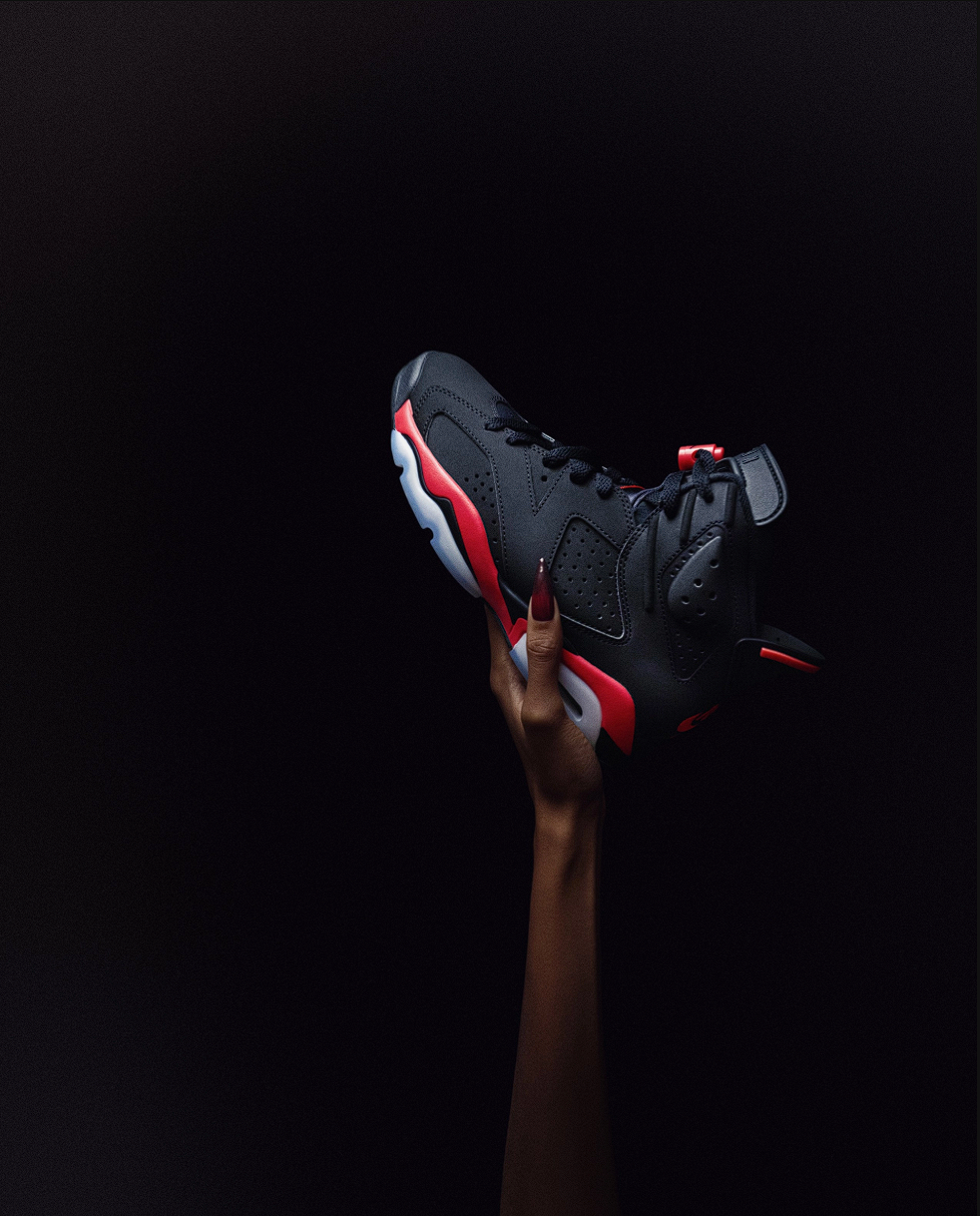 Air Jordan 6 Infrared Salesman 2026, mau giay huyen thoai voi thiet ke co dien va sac do noi bat.